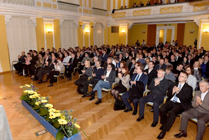 Podelitev-diplom-2015-Slika02.JPG - Predavatelji, gostje, diplomanti  in družinski člani diplomantov v dvorani narodnega doma Celje.