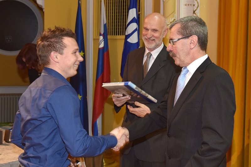 Podelitev-diplom-2015-Slika12.JPG - Aleš Kos prejema čestitke in nagrado za najboljšega diplomanta v programu Avtoservisni menedžment.