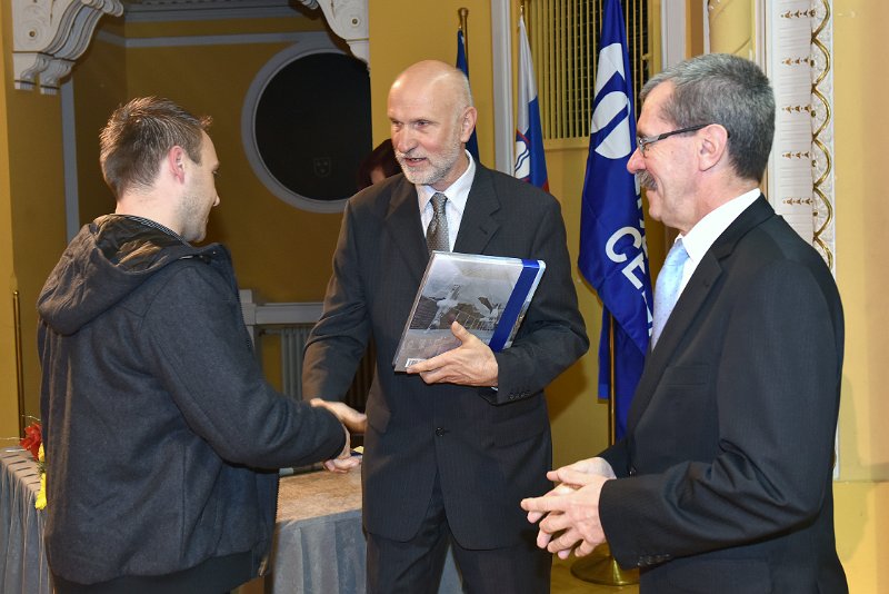 Podelitev-diplom-2015-Slika14.JPG - Matej Žlegel, iskrene čestitke za najboljši uspeh  med diplomanti generacije 2015.
