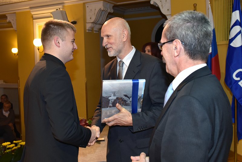 Podelitev-diplom-2015-Slika15.JPG - Iskrene čestitke Tomažu Urankarju.