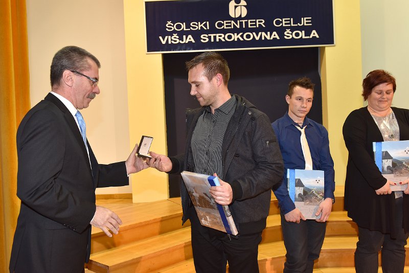 Podelitev-diplom-2015-Slika19.JPG - Najboljši med najboljšimi Matej Žlegel prejema "Zlatnik VSŠ" iz rok direktorja ŠCC gospoda Igorja Dosedle.